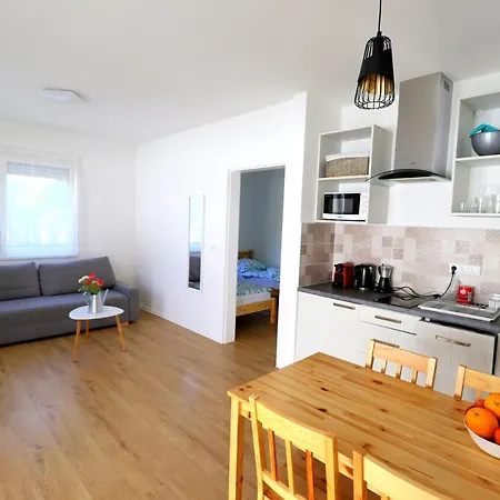 Friends & Family Веленце